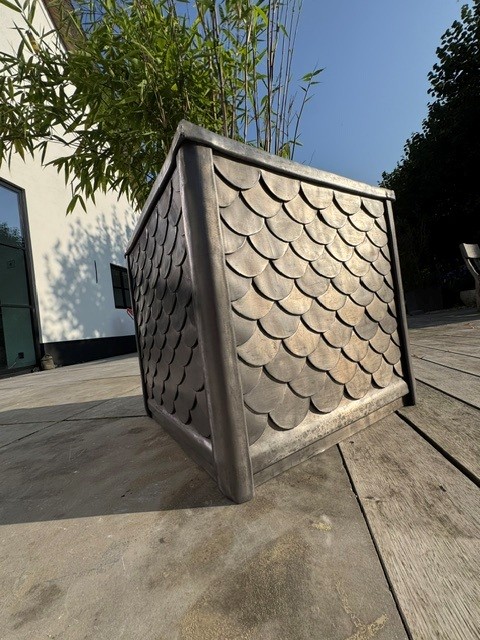 Unieke bloempot in lood - Element82 - Kunst in lood Eemnes