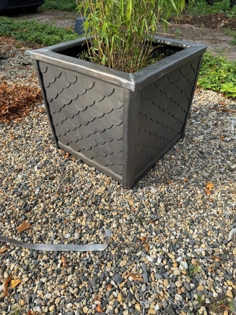Unieke bloempot in lood - Element82 - Kunst in lood Eemnes