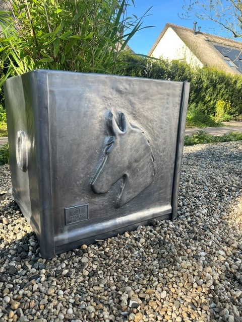 Unieke bloempot in lood - Element82 - Kunst in lood Eemnes