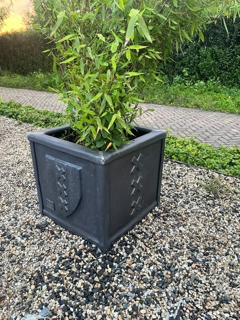 Unieke bloempot in lood - Element82 - Kunst in lood Eemnes